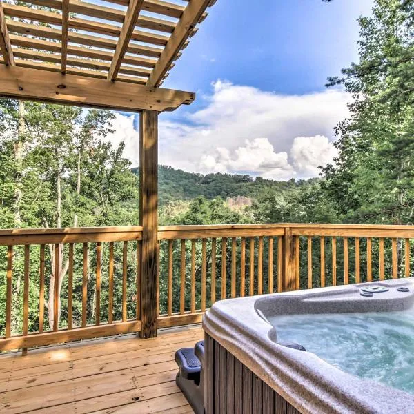 Hot Tub and Loft Mountain-View Sevierville Cabin, hotel v destinaci Sevierville