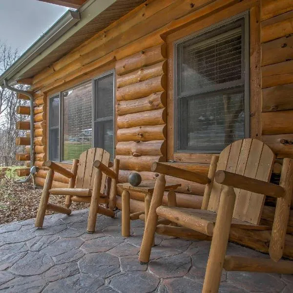 Cabin by the River Visited by Treehouse Masters!, hotel in Ferryville