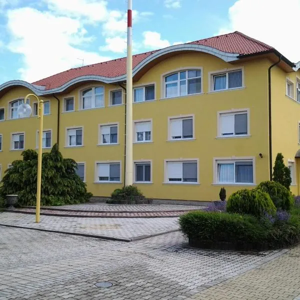 Leier Business Hotel, hotelli kohteessa Gönyů