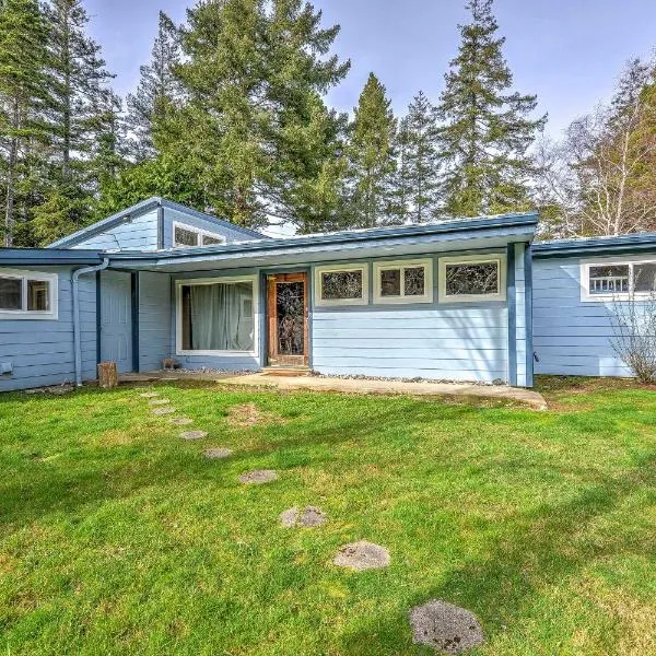 Rustic Bandon Log Cabin on 5 Acres of Woodlands!, hótel í Langlois