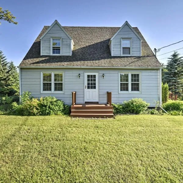 Family-Friendly Fish Creek Cape House with Deck!, hotel in Fish Creek