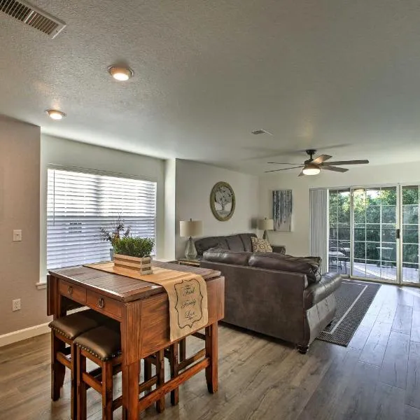 3 Mi to Branson Landing! Condo with Game Room Access, hotell i Branson