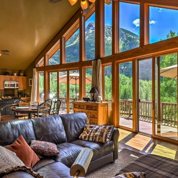 Peaceful Marble, Colorado Home with Deck and Mtn Views, hotel din Marble