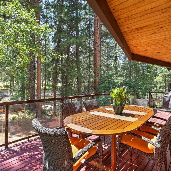 Riverside Winthrop Chalet with Hot Tub and 2 Decks!, hotel v destinaci Winthrop