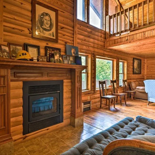 Spacious Log Cabin in Fairland, 1 Mi to Grand Lake, hotel v destinaci Fairland