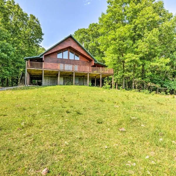 Spacious Log Cabin in Fairland, 1 Mi to Grand Lake, hotel in Fairland