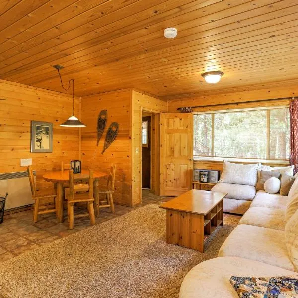 Romantic Riverfront Cottage - 1 Mile to Winthrop!, hotel en Winthrop