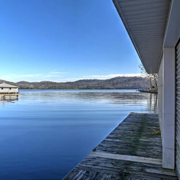 Paradise Cove Cabin with Boathouse and Dock, hotel v destinaci Guntersville