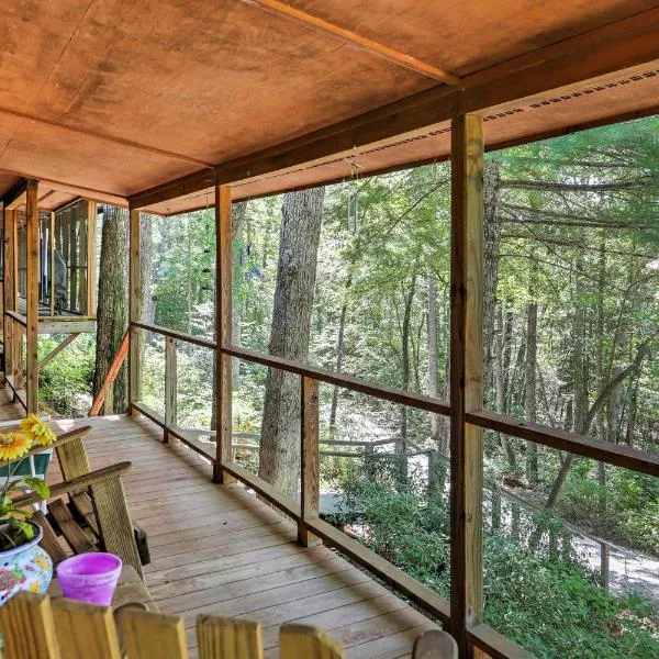 Mountain Rest Cottage with Gas Fireplace!, hotel v destinaci Walhalla