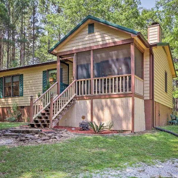 Cozy Pine Mountain Cabin with Screened Porch and Yard!, hotel in Lanett