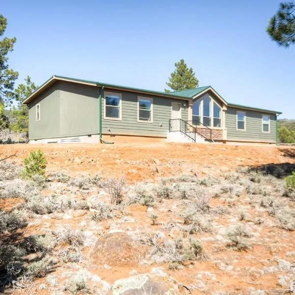 Secluded Boulder House - Next to National Forests!, hotel in Boulder Town