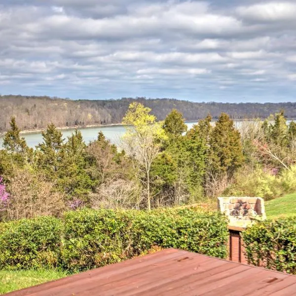 Monticello Home with Multi-Level Deck on 2 Acres!, hotel di Monticello