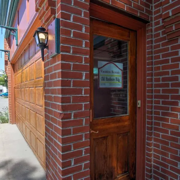 Charming Saugatuck Condo with Private Deck and Grill!, hotell sihtkohas Saugatuck