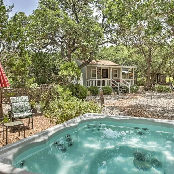 Charming Canyon Lake Cottage with Pool and BBQ Pit!, hotel a Spring Branch