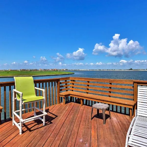 Waterfront Corpus Christi Townhome with Pool and Dock!, hotel in Corpus Christi