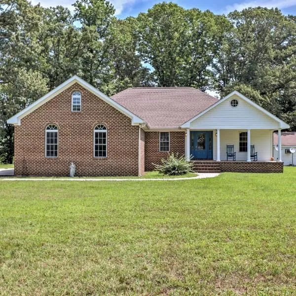 JuJus Place Warsaw House with Deck and Tree Swings!, ξενοδοχείο σε Warsaw