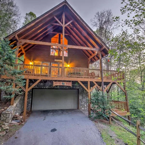 Spacious Maggie Valley Cabin with Hot Tub and MTN View, khách sạn ở Maggie Valley