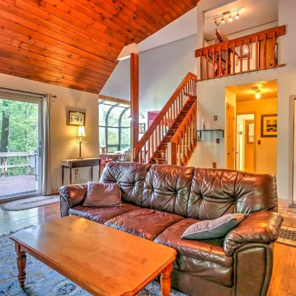 Rustic Intervale Hideaway with Deck and Wooded Views!, ξενοδοχείο σε Intervale