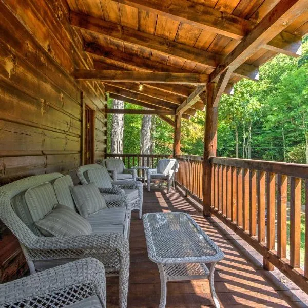 Scenic Trade Cabin with Deck Near Boone and App State!, hotel v destinaci Mountain City