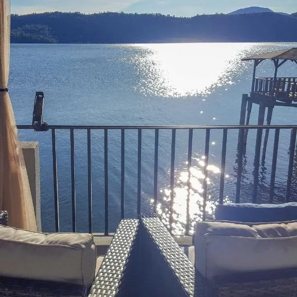 Lakefront Retreat with Dock, Paddle Boards and Kayaks!, hotel v destinaci Clearlake