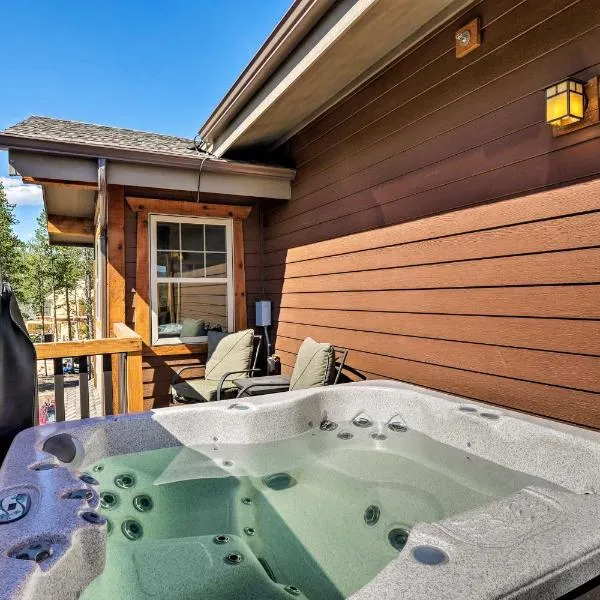 Winter Park Condo with Hot Tub and Mountain Views!، فندق في وينتر بارك
