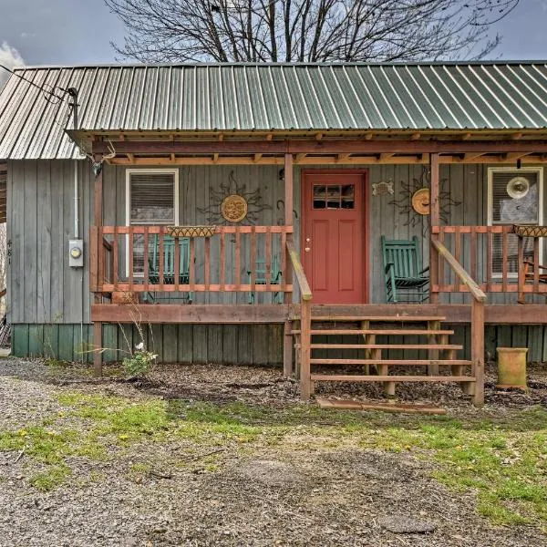 Remote Kentucky Cabin w/ Fire Pit & 2 Ponds: New Concord şehrinde bir otel