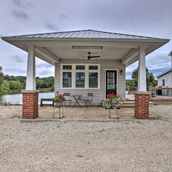 Lakefront Studio Guest Home on Hermann Wine Trail!, hótel í Hermann