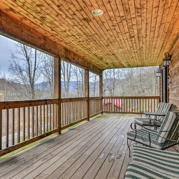 3 Mi to Snowshoe Resort Cabin with Hot Tub, hotel in Slaty Fork