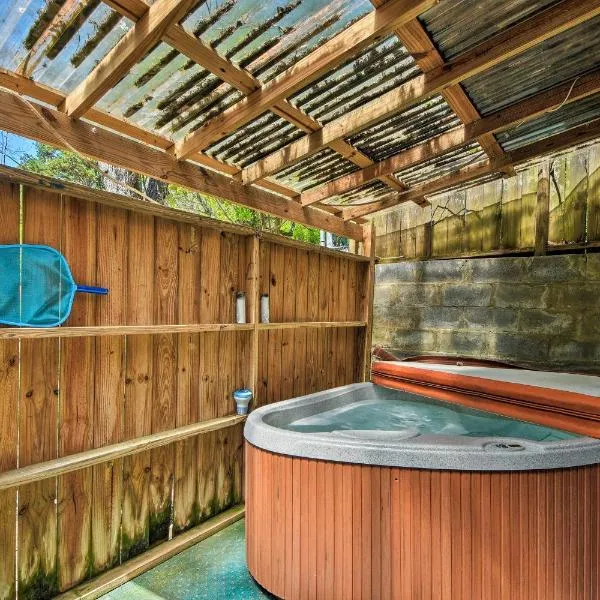 Cozy Cabin on Tenn River - 10 Mi to Chattanooga!, hotel in Chattanooga