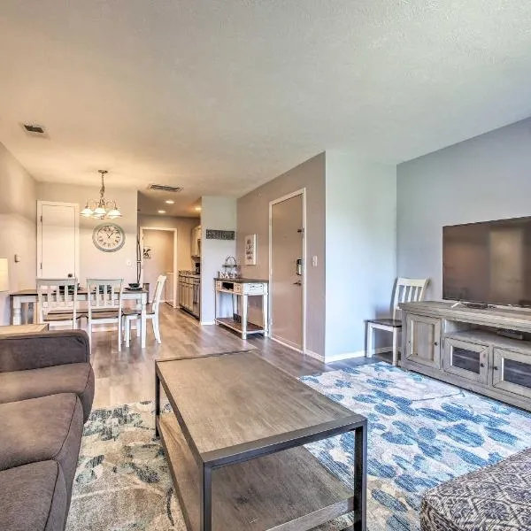Cozy Condo w/ Pool Access in the Heart of Branson!, hotel v mestu Branson