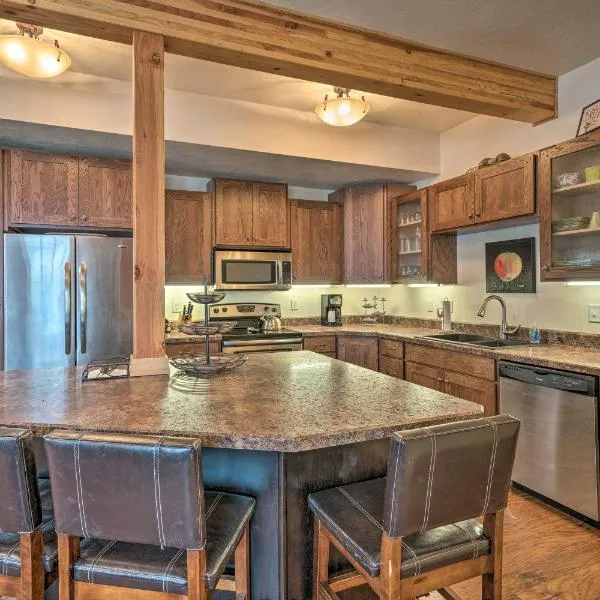 Updated Townhome with Hot Tub - Walk to Downtown!, hotel v destinaci Red Lodge