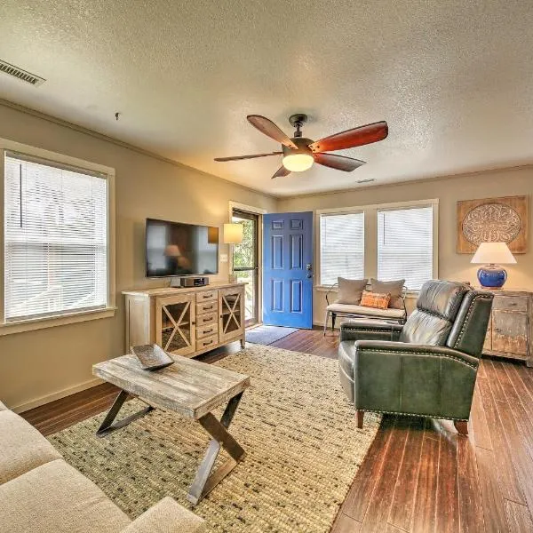 Cozy Cottage Less Than 2 Mi to Cape Hatteras Natl Shore!, hotel v destinaci Frisco