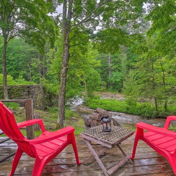 The Mill River Cabin with Fireplace and River View!, hotel v destinaci Mill River