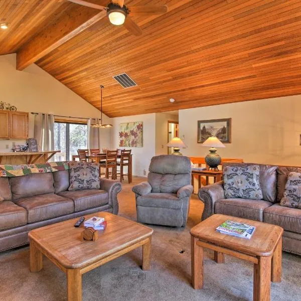 Sunriver Home with Hot Tub and 8 SHARC Passes, hotel en Sunriver
