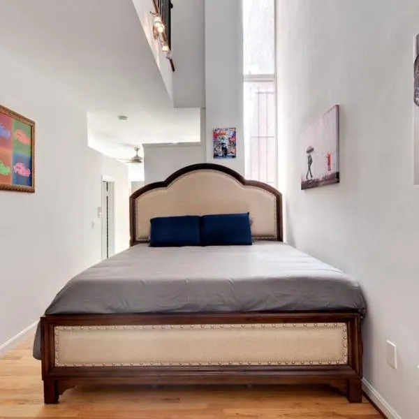 THEE ART COLLECTOR, NATIONAL MALL, Hst CAPITAL HILL B