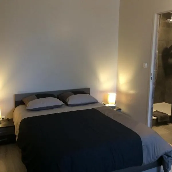 STUDIO proche gare avec kitchenette et wifi - porte rouge, hotel in Corgnac-sur-lʼIsle