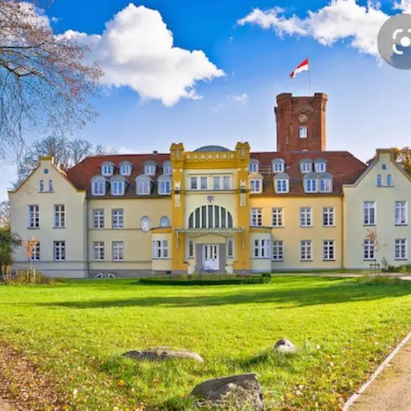 Schloss Lelkendorf Apartment Ulrichshusen Maisonette Fewo Mecklenburger Seenplatte mit Dachterrasse Nähe Ostsee, Hotel in Lelkendorf