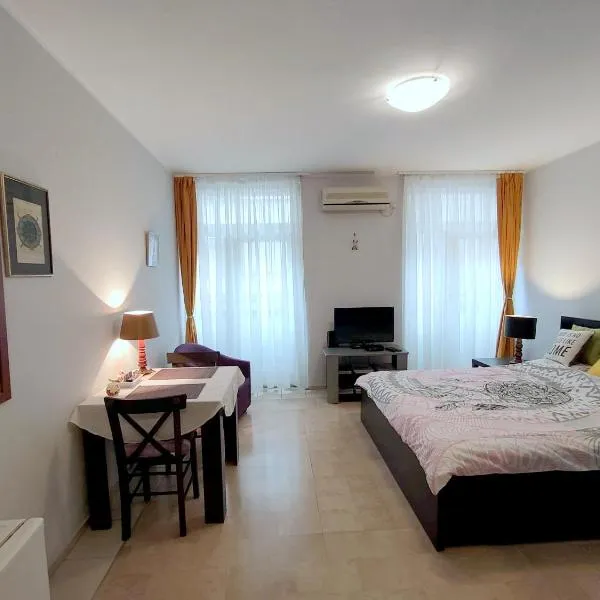 City Center Lovely Studio Apartment, khách sạn ở Beograd