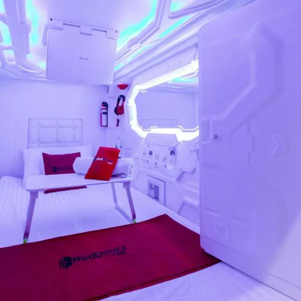 RedDoorz Hostel @ Capsule Inn Medan, hotel v destinaci Medan