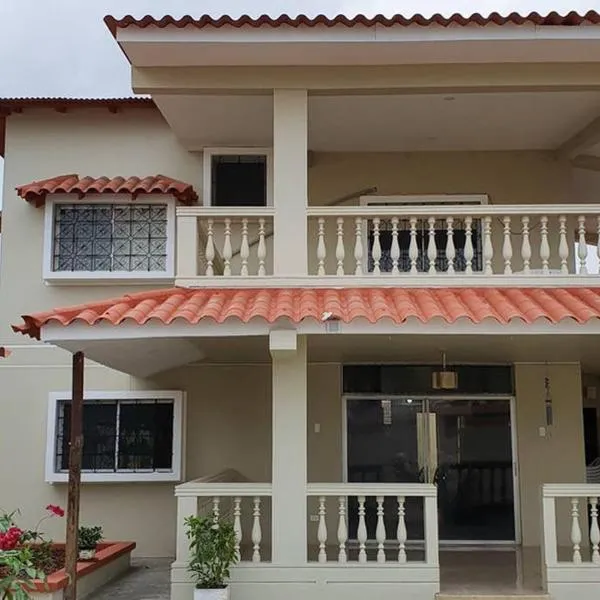 Renovada Casa Familiar con piscina en Salinas, hotel v destinaci Salinas