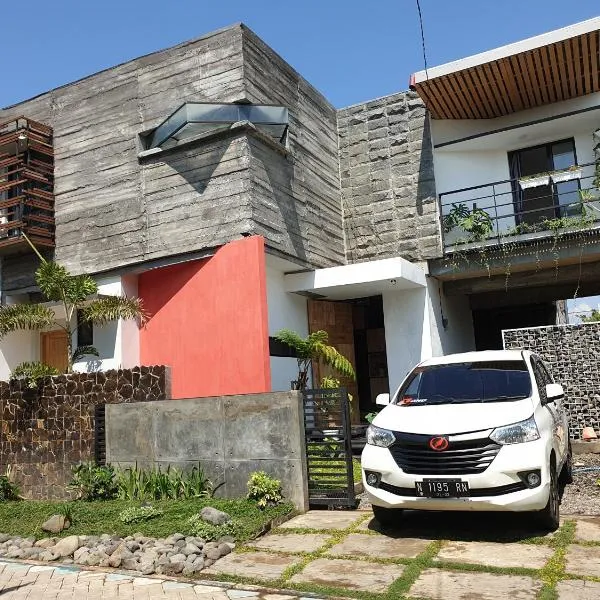 Happy House BnB Bromo backpacker, hotel em Pesisir