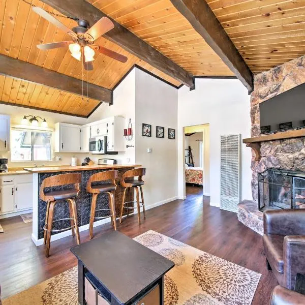 Cozy Cabin w/ Deck & Fireplace in Big Bear!, hôtel à Big Bear City