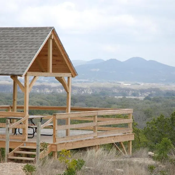 Quiet Utopia Cabin with Deck and Mountain Views!, hotel en Vanderpool