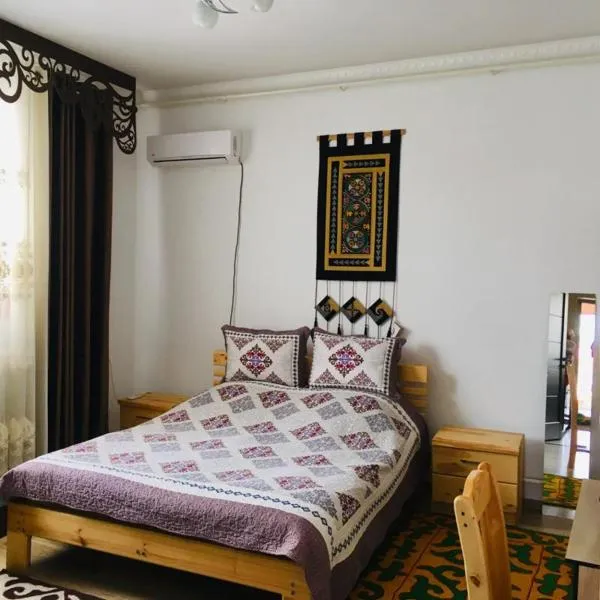 Guest House EtnoDom, hotel in Jalal-Abad