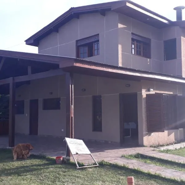 Casa amplia barrio privado Miramar, hotel in Miramar