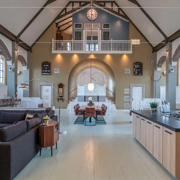 Church conversion for a unique stay and experience, hotel v destinácii Rinsumageest
