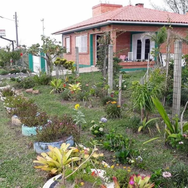 Casa de Praia para veraneio - temporada Balneário Gaivotas-SC Família Kunhasky, hotel em Sombrio