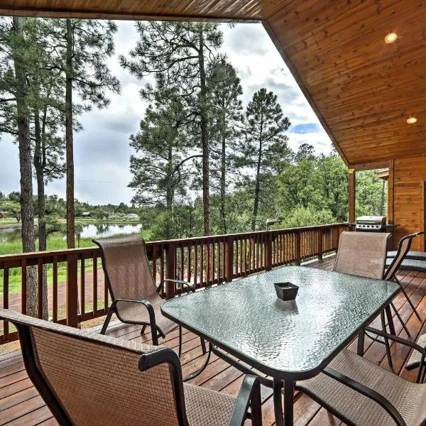 Serene Lakeside Cabin with Decks and Edler Lake Views!, hotel in Pinetop-Lakeside