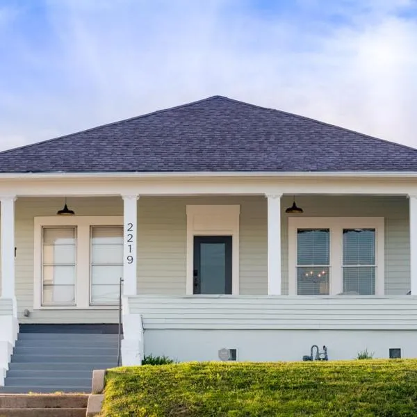 Restored 1930s Uptown Bungalow 2 min. to Magnolia, hotel in Waco
