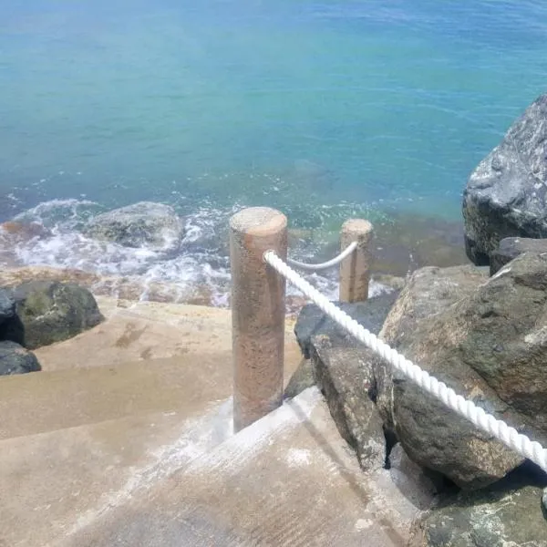 CozyBeach large 1BdrApt 50 steps from Atlantic Ocean private street between Ocean Park & Isla Verde 5 mins from Airport, hotel v destinaci San Juan